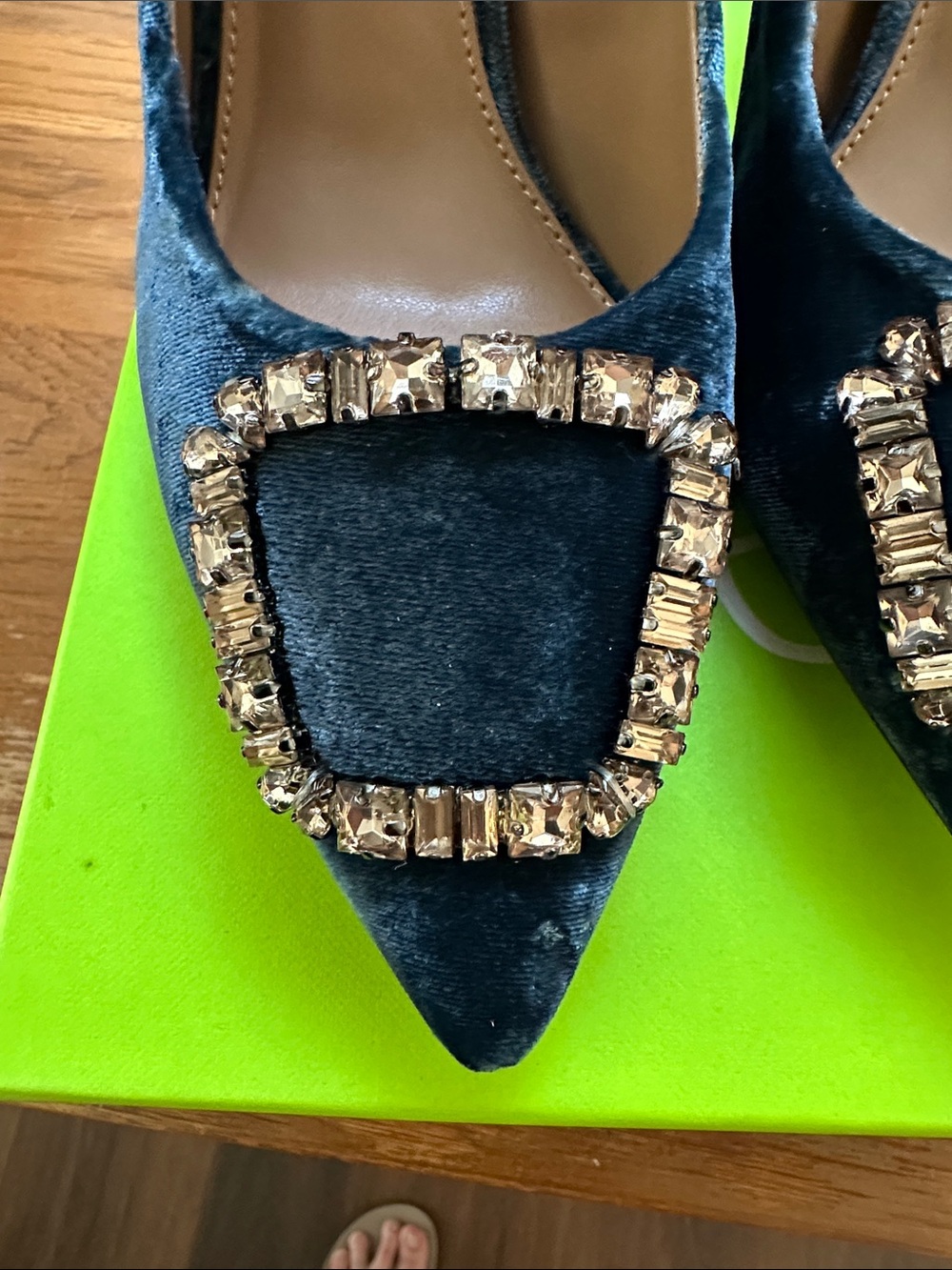 Sam Edelman Velvet Pointed-Toe Pumps with Crystal Buckle in Sapphire size 8.5 M - Picture 2 of 5